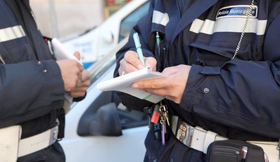  Modica, lite per una multa: donna mette le mani addosso a un poliziotto