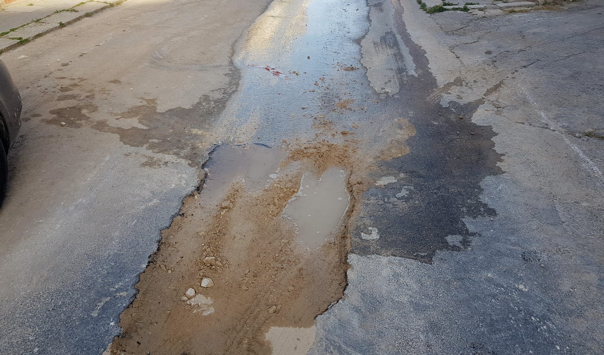  All’alba la strada è già inondata: la solita perdita d’acqua in via Settembrini