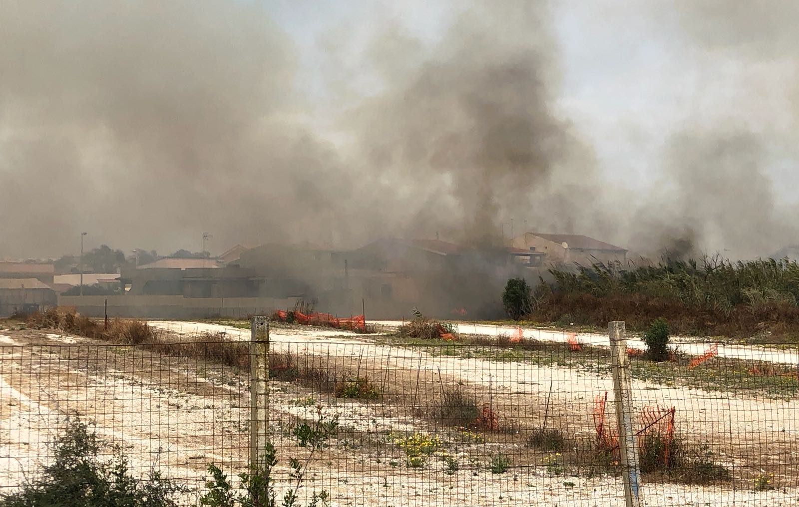  Incendio a P.Secca fra il rione della Musica e il parcheggio Conad FOTO