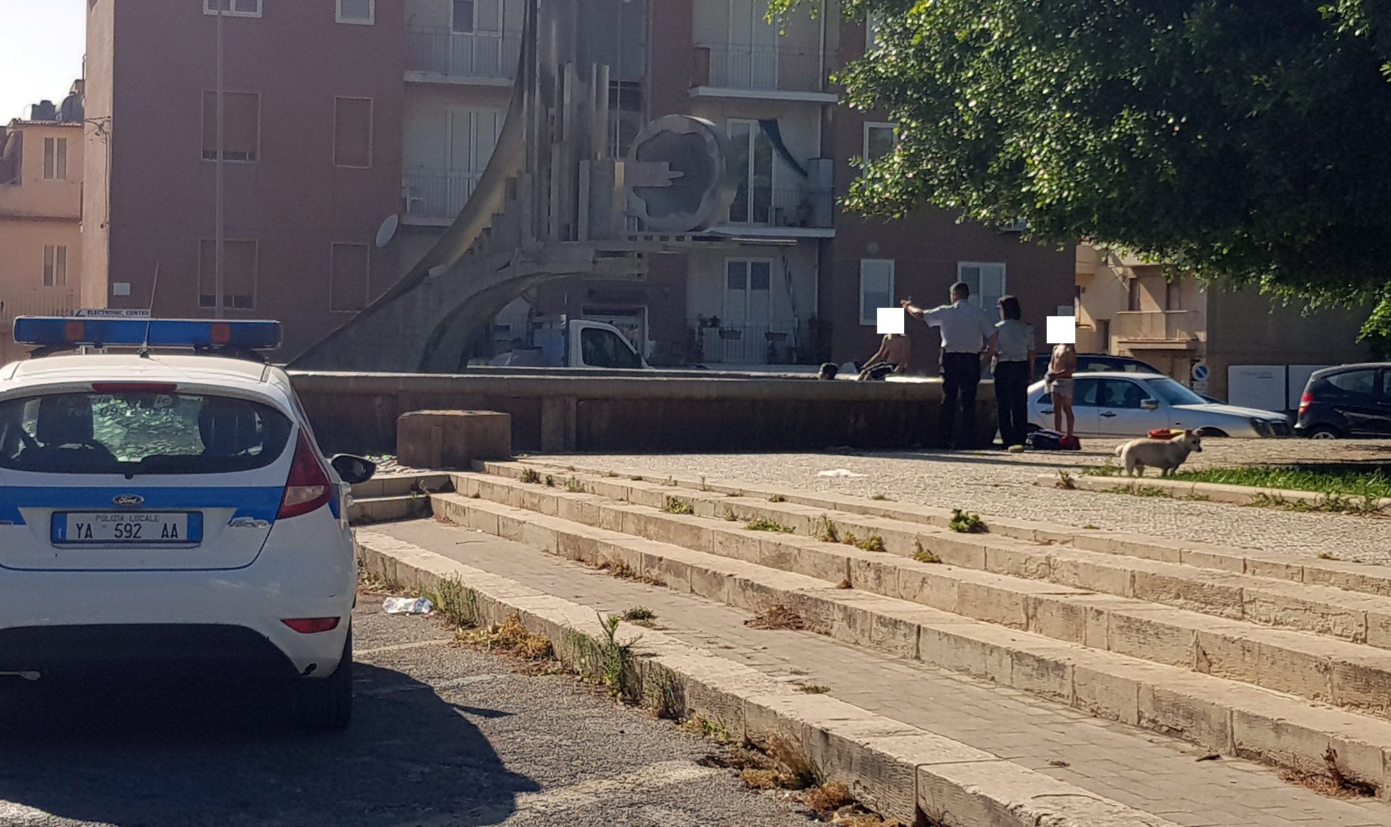  Fanno il bagno nella fontana di piazza degli Studi, arrivano i vigili FOTO