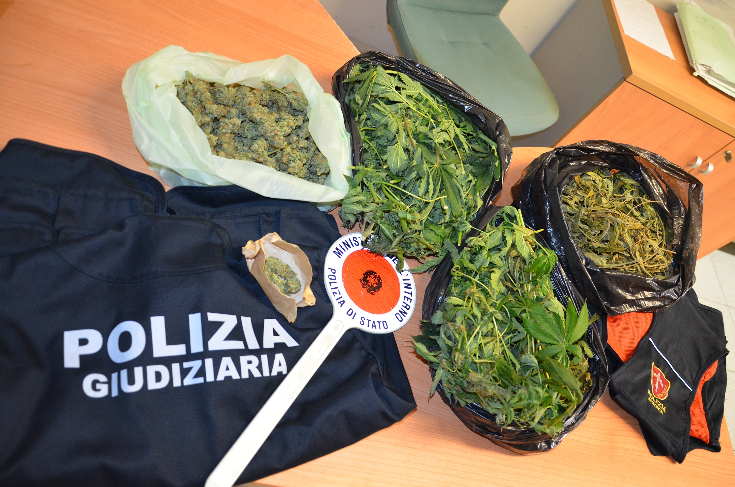  Modica – Una serra di marijuana in casa, arrestato un magazziniere