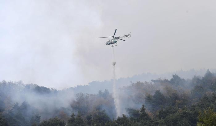  Vasto incendio sulla Scoglitti-Santa Croce: evacuato il Club Med FOTO