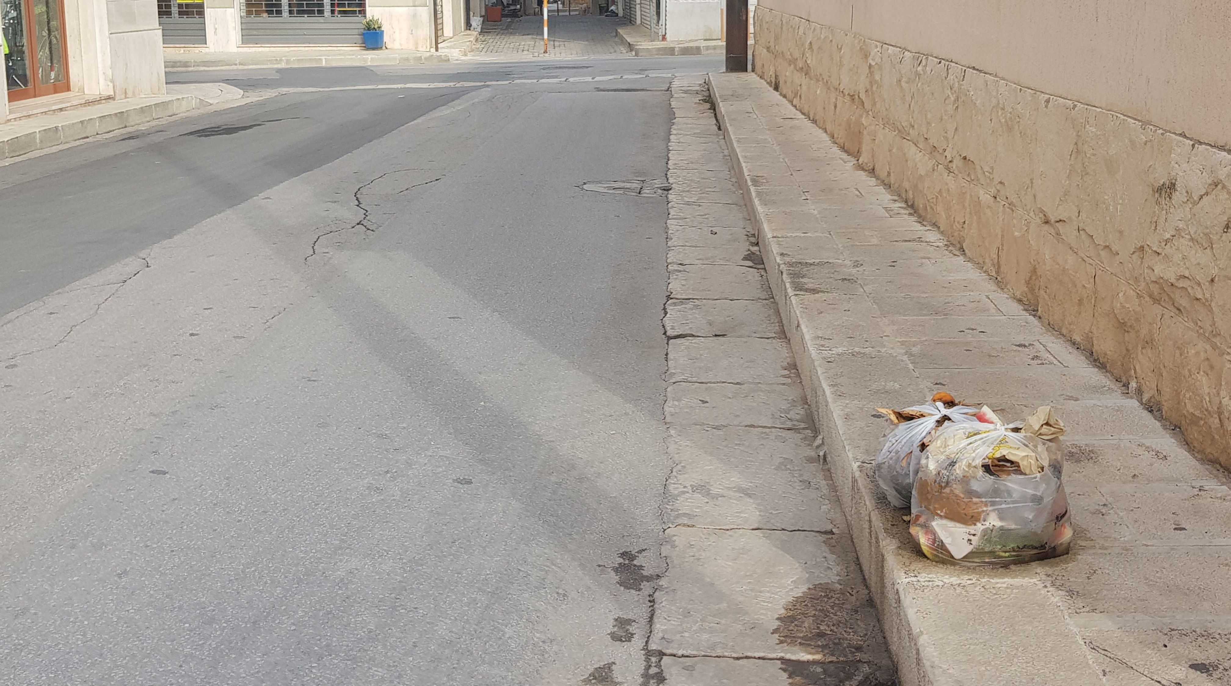  Umido, sacchetti e rifiuti sui marciapiedi: che fatica la nuova differenziata