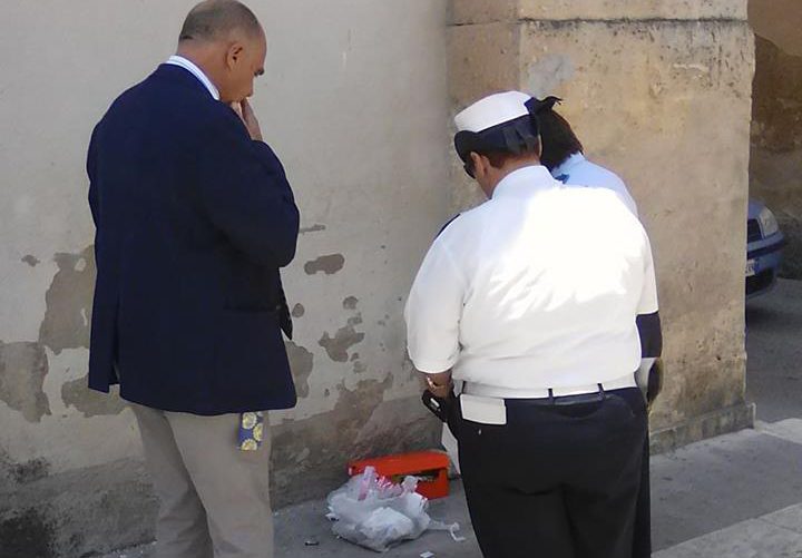  Il sindaco e i furbetti del sacchettino: “Auto civetta per beccare gli incivili”