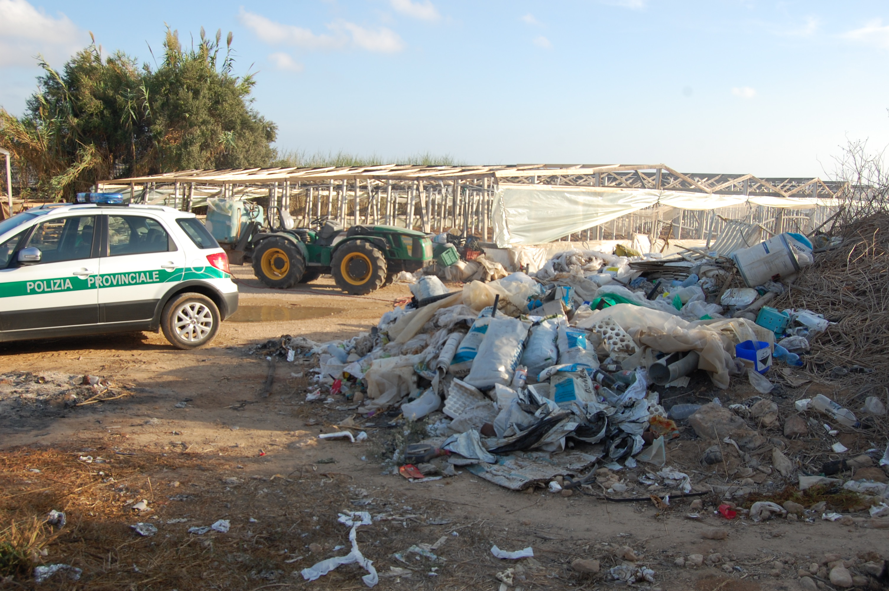 Bruciano rifiuti vegetali e rottami di plastica: 4 denunciati su 8 sono di S.Croce