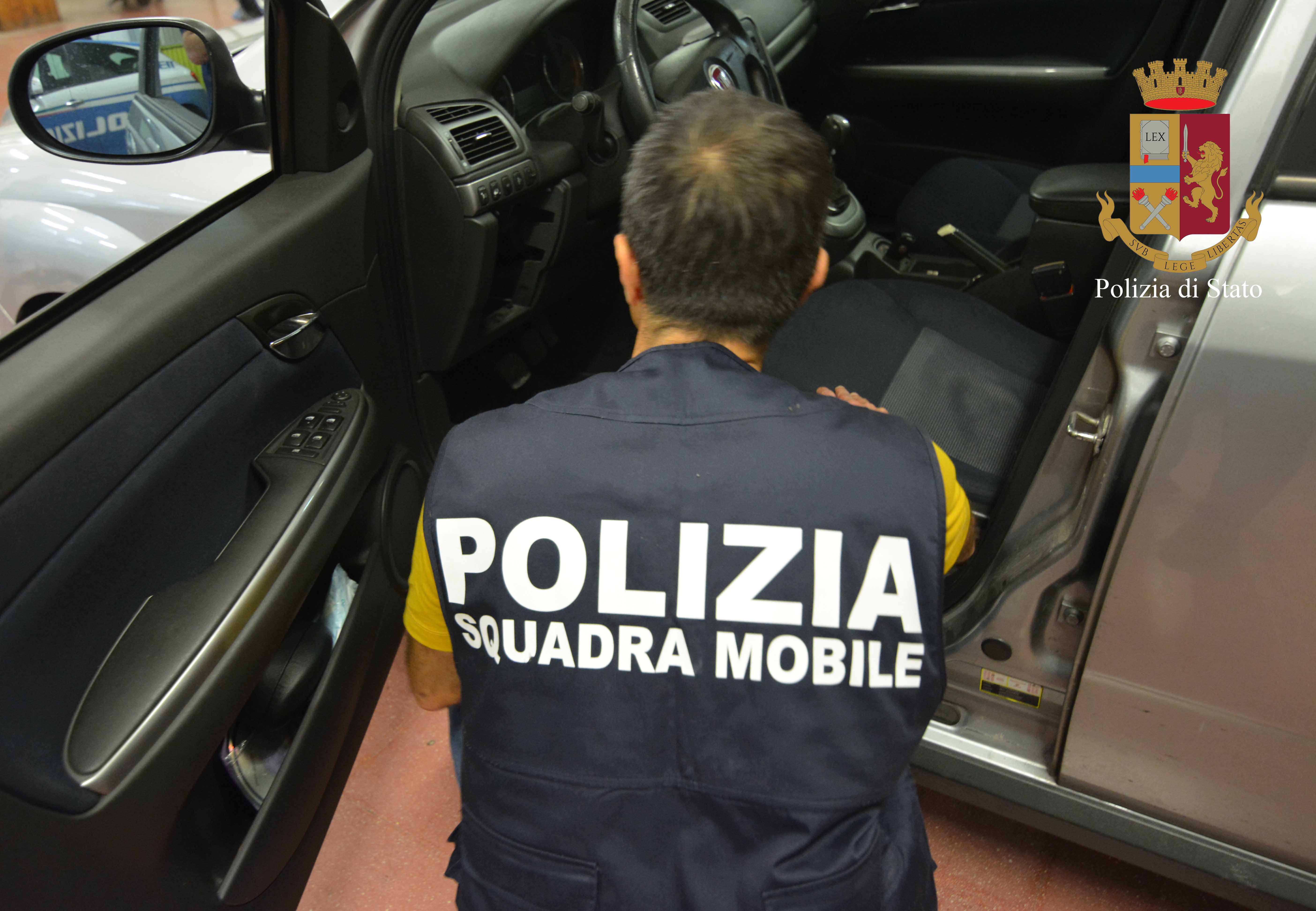  Arrestato corriere della droga: 35 kg di hashish nell’intercapedine dell’auto