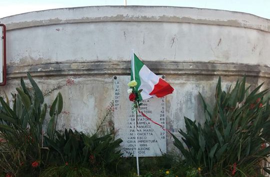  Santa Croce – Una bandiera issata sul fortino di via Roma nel 75° anniversario dello sbarco alleato
