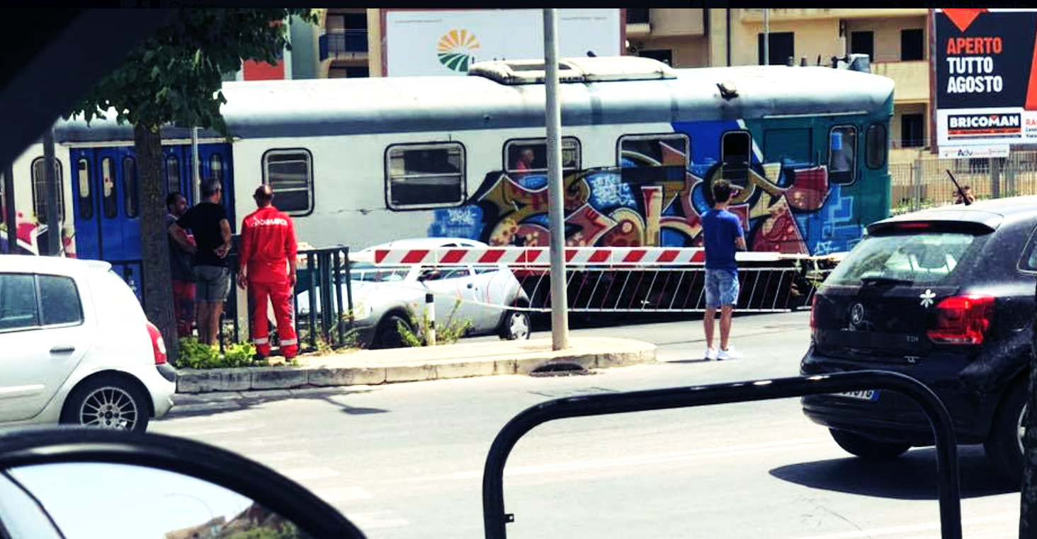 Panico a Ragusa: auto s’incastra fra le sbarre, treno rischia di travolgerla