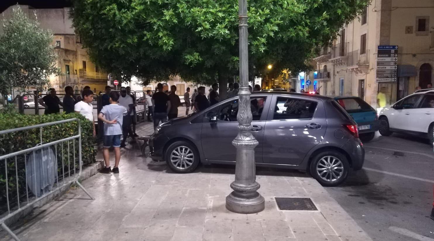  Folle corsa a Santa Croce: Golf tampona Yaris che si schianta sulla panchina