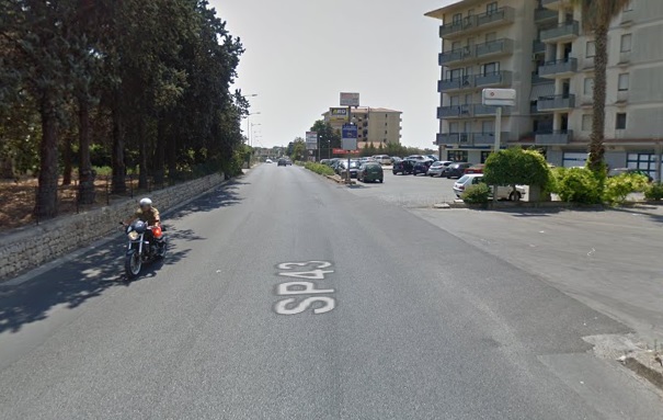  Modica, uomo in vespa investito da auto senza conducente: è grave