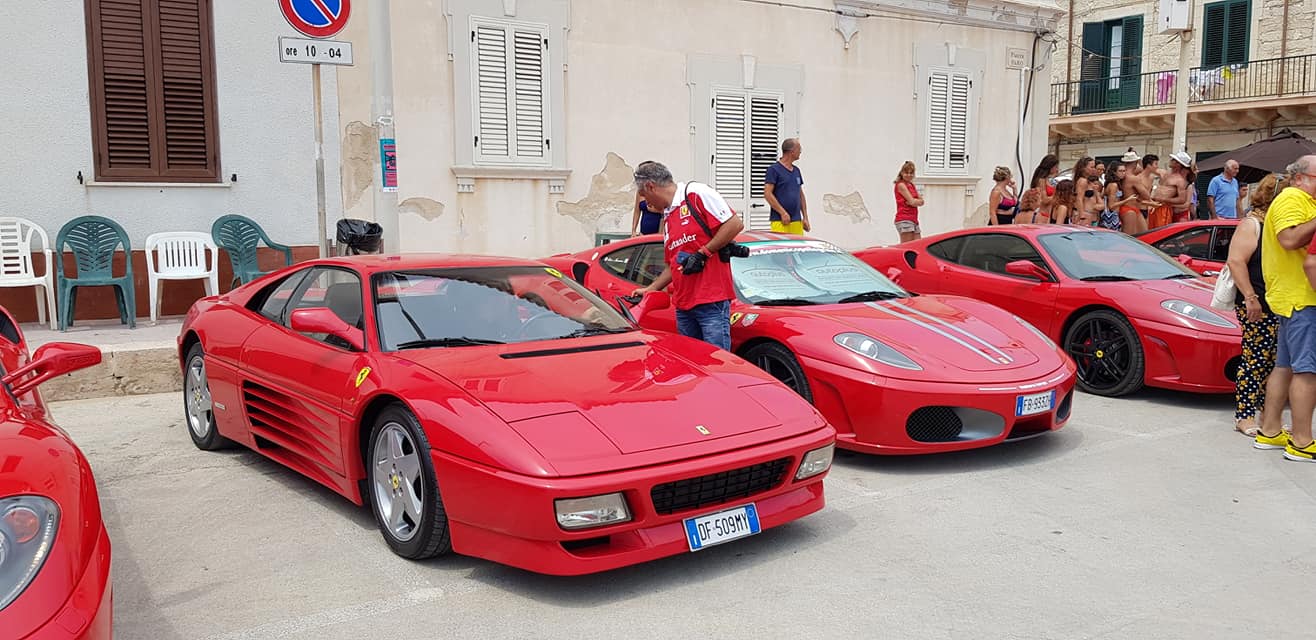 Il rombo del Cavallino a Punta Secca: il tour delle Ferrari passa da piazza Faro