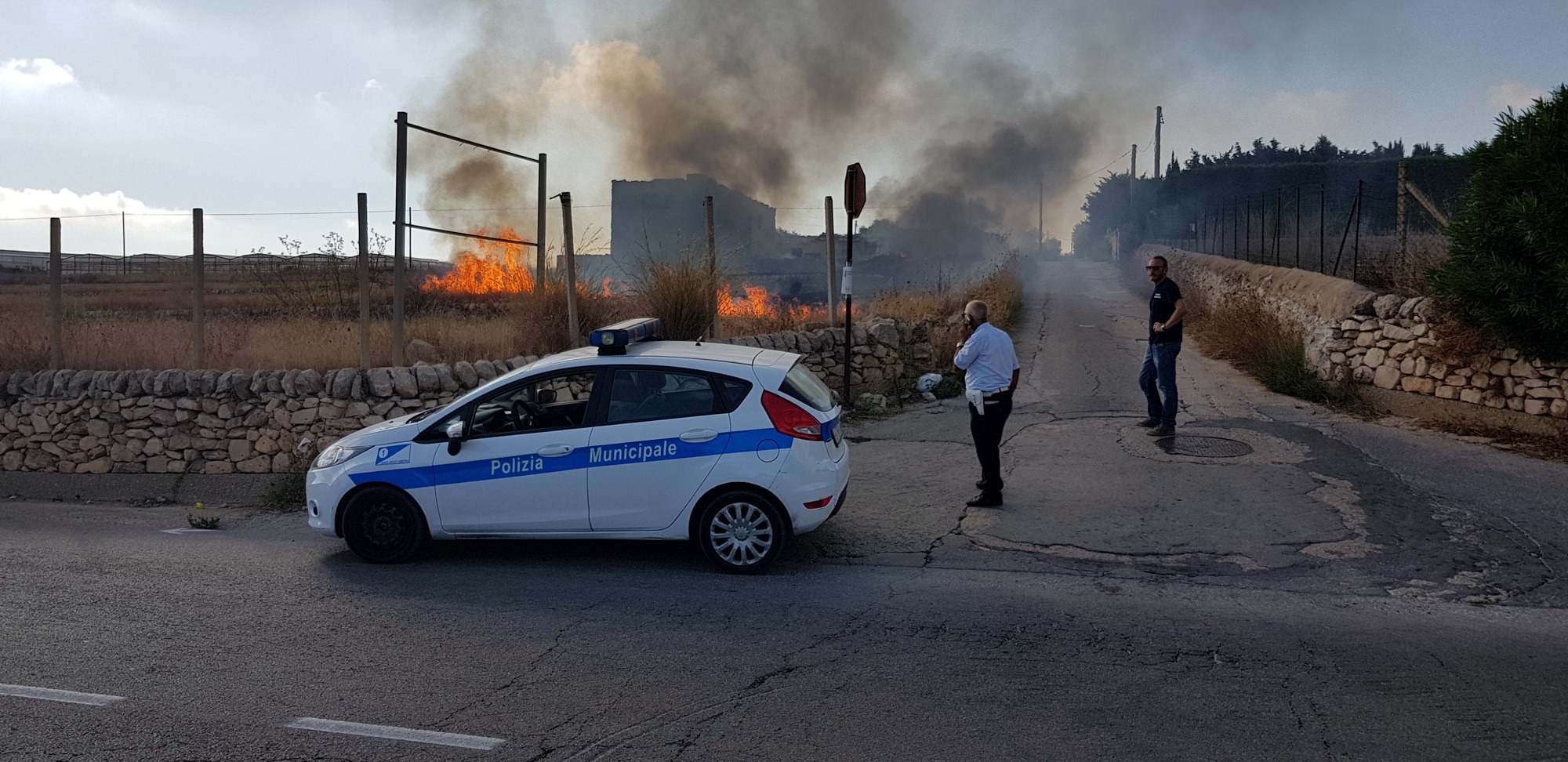  Colonne di fumo nero sulla S.Croce-P.Secca: bruciano i terreni incolti