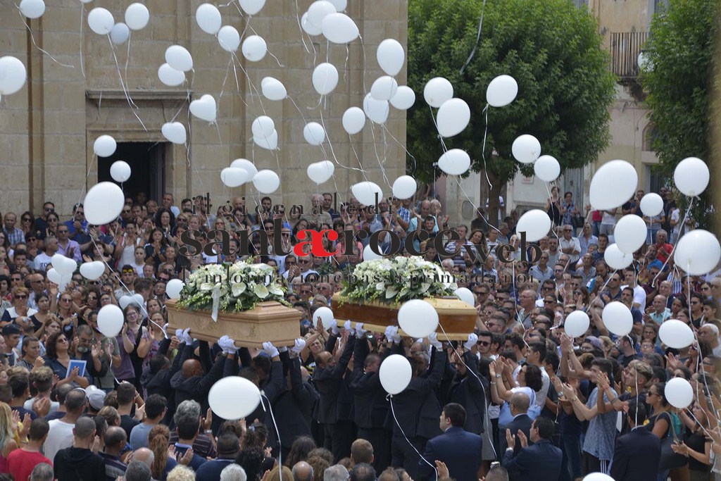  Lacrime, occhi gonfi e palloncini bianchi: i funerali di Francesco e Mirko