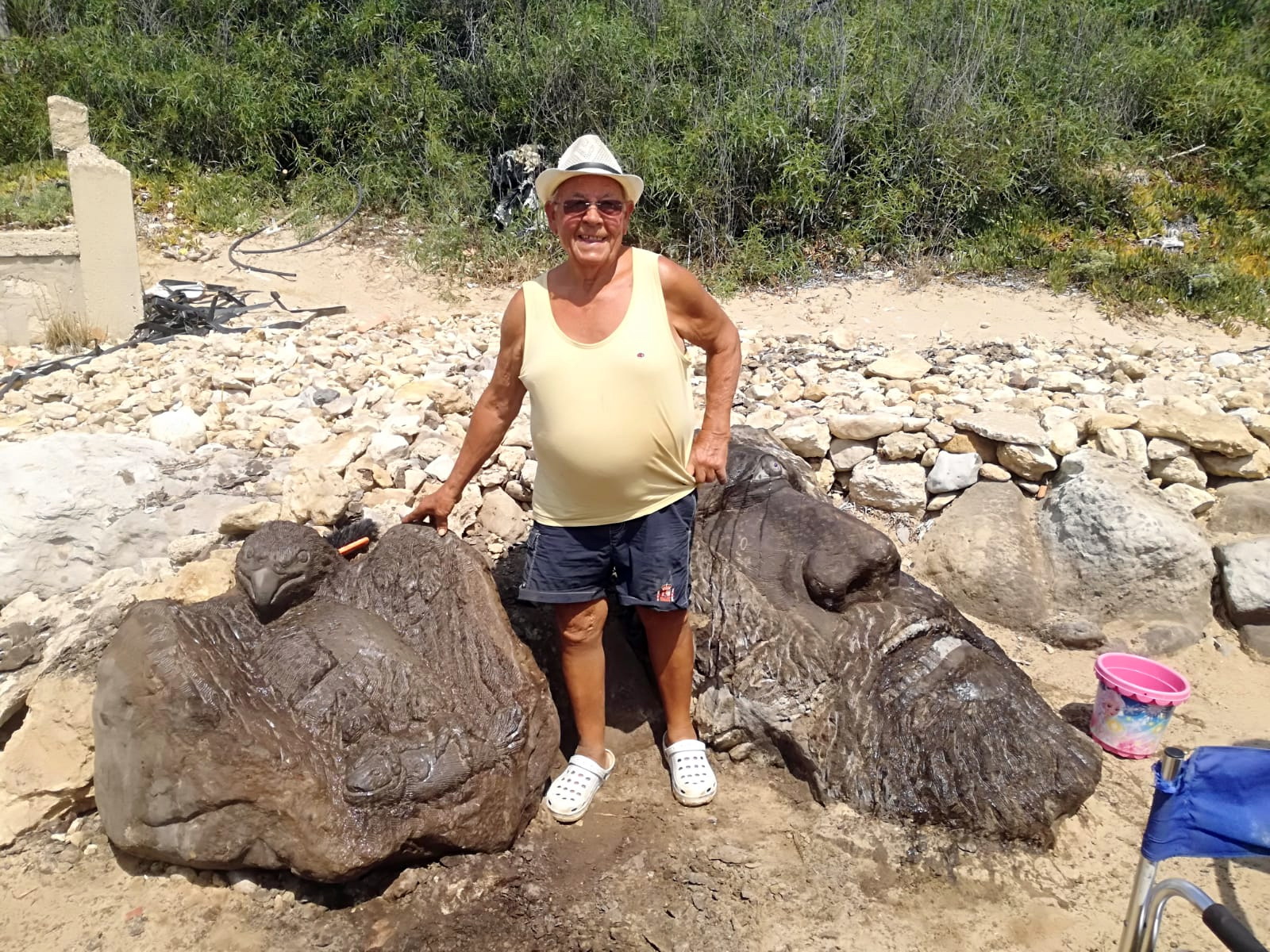  Lo scultore di Caucana si ferma: “Rovina pietre centenarie”. Proteste in spiaggia