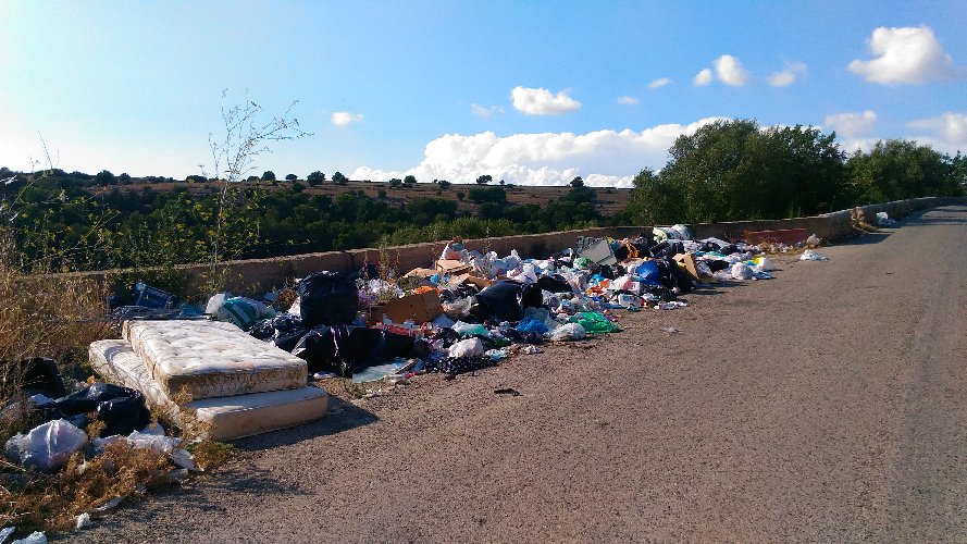  Contrada Grassullo, i rifiuti e uno spettacolo pietoso: “Agire in fretta”