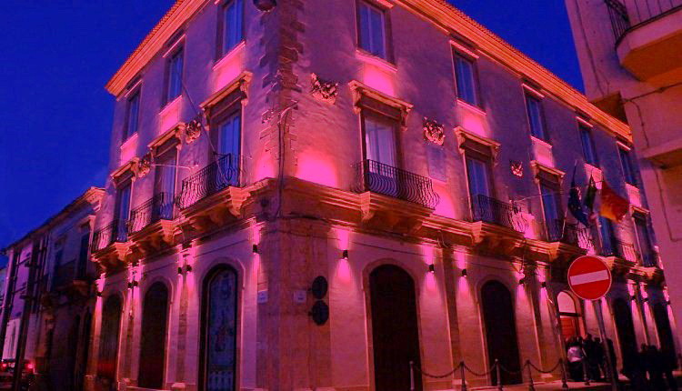  L’Airc lotta contro il tumore al seno, il Municipio si illumina di rosa FOTO