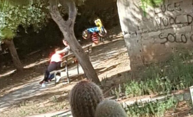  Sesso orale al parco giochi di via XXIV Maggio: ecco le foto dello scandalo