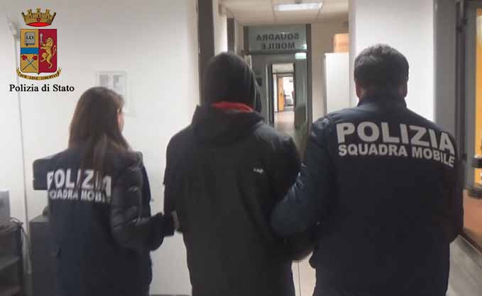  Ragusa, mediatore culturale picchia e violenta una donna: arrestato