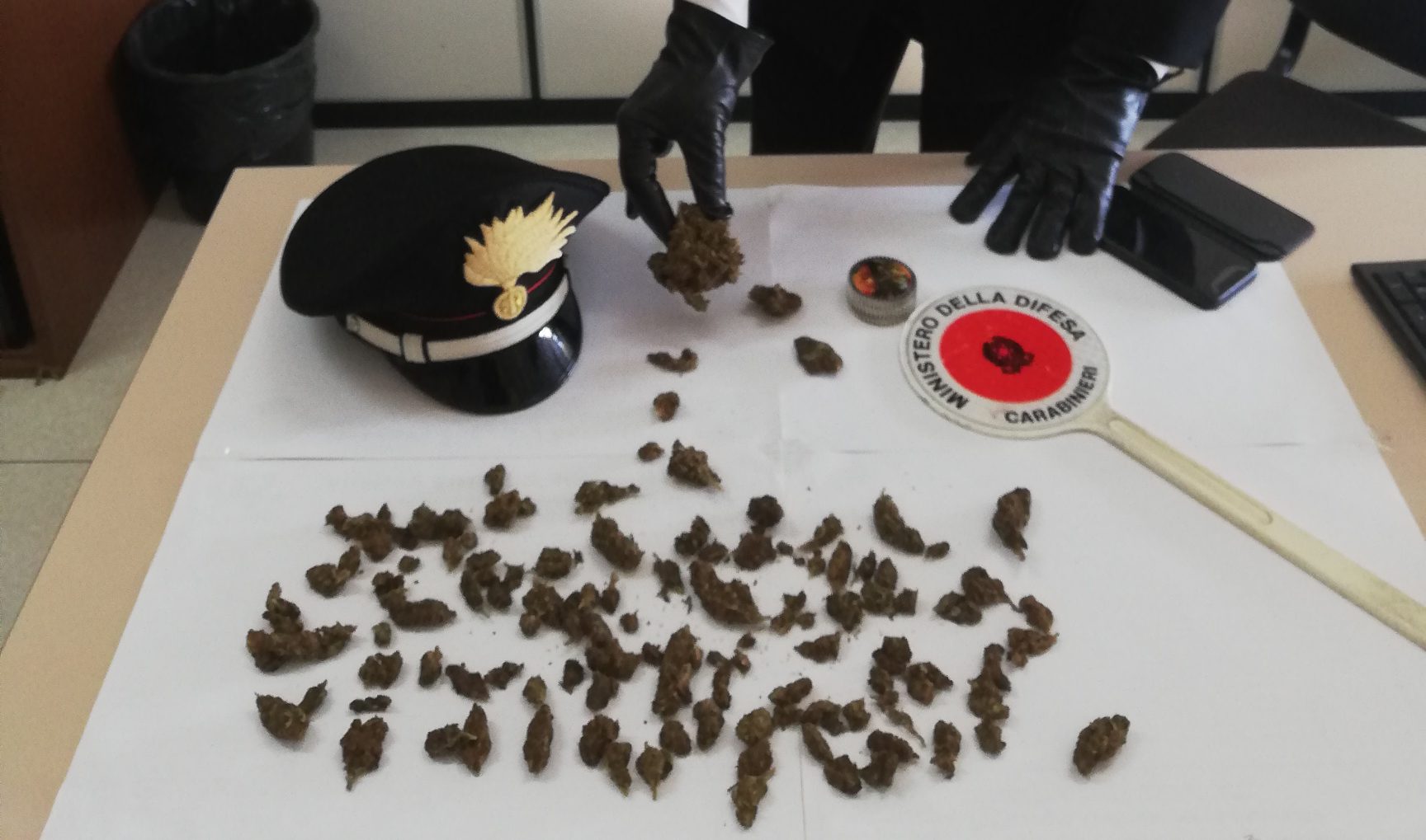  Ispica – Cede droga e coltiva marijuana in casa: arrestato un giovane di 19 anni