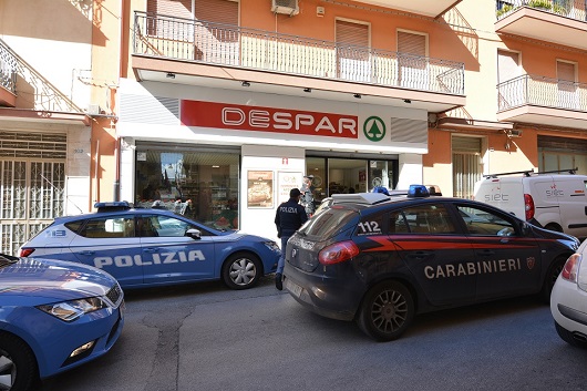  La fuga sui tetti dopo il furto al supermercato: arrestati quattro giovani