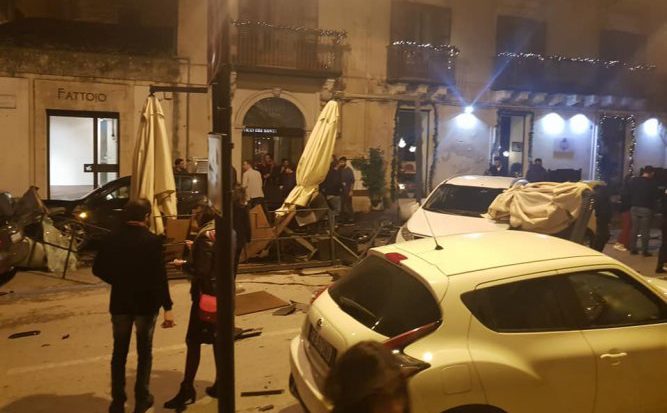  Incidente nella notte a Modica: auto di santacrocesi deraglia in Corso Umberto