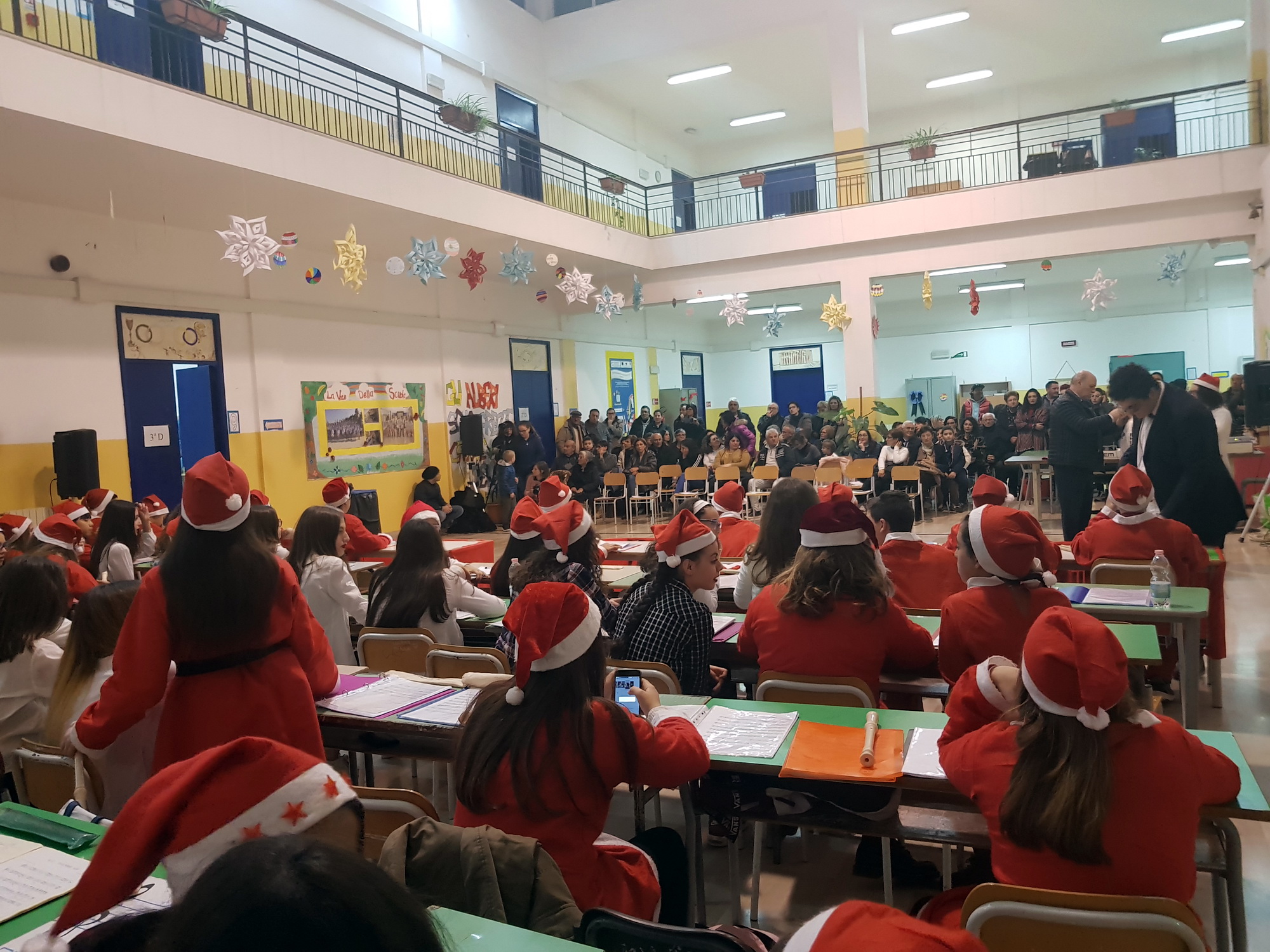  A scuola c’è il grande albero del “riciclo”. Porta la firma del laboratorio creativo