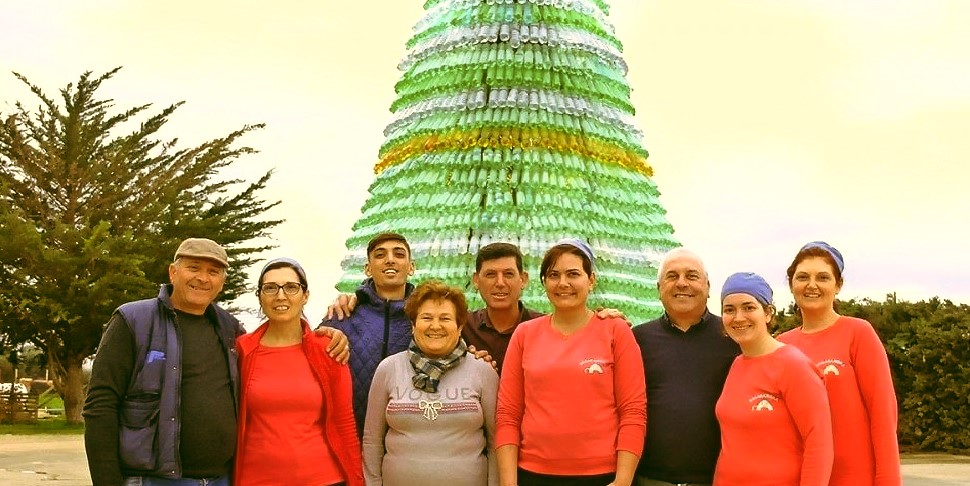  Dieci metri d’altezza e 4 mila bottiglie di plastica: l’Albero di Natale è green