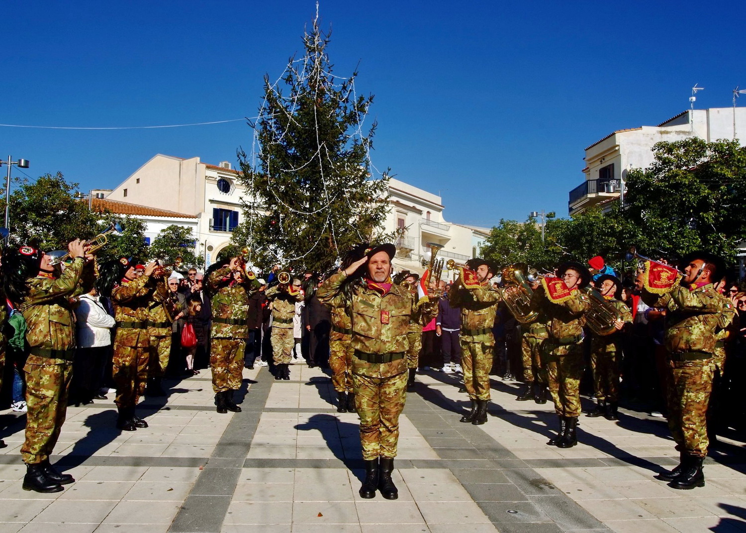  Una domenica di festa con i bersaglieri: Marina di Ragusa si ferma ad applaudire