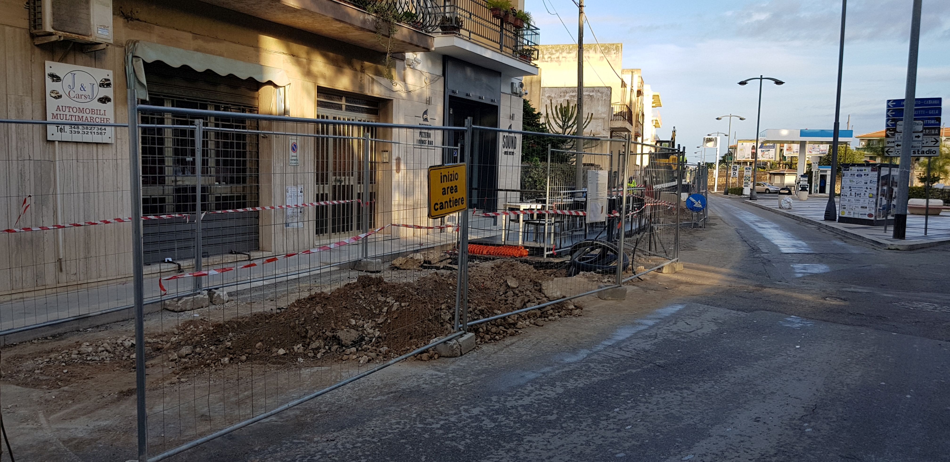  Il cantiere e gli scavi di fronte a scuola: disagio per automobilisti ed esercenti