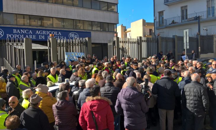  I gilet gialli a Ragusa: azioni invendute, protesta di fronte alla Banca Agricola