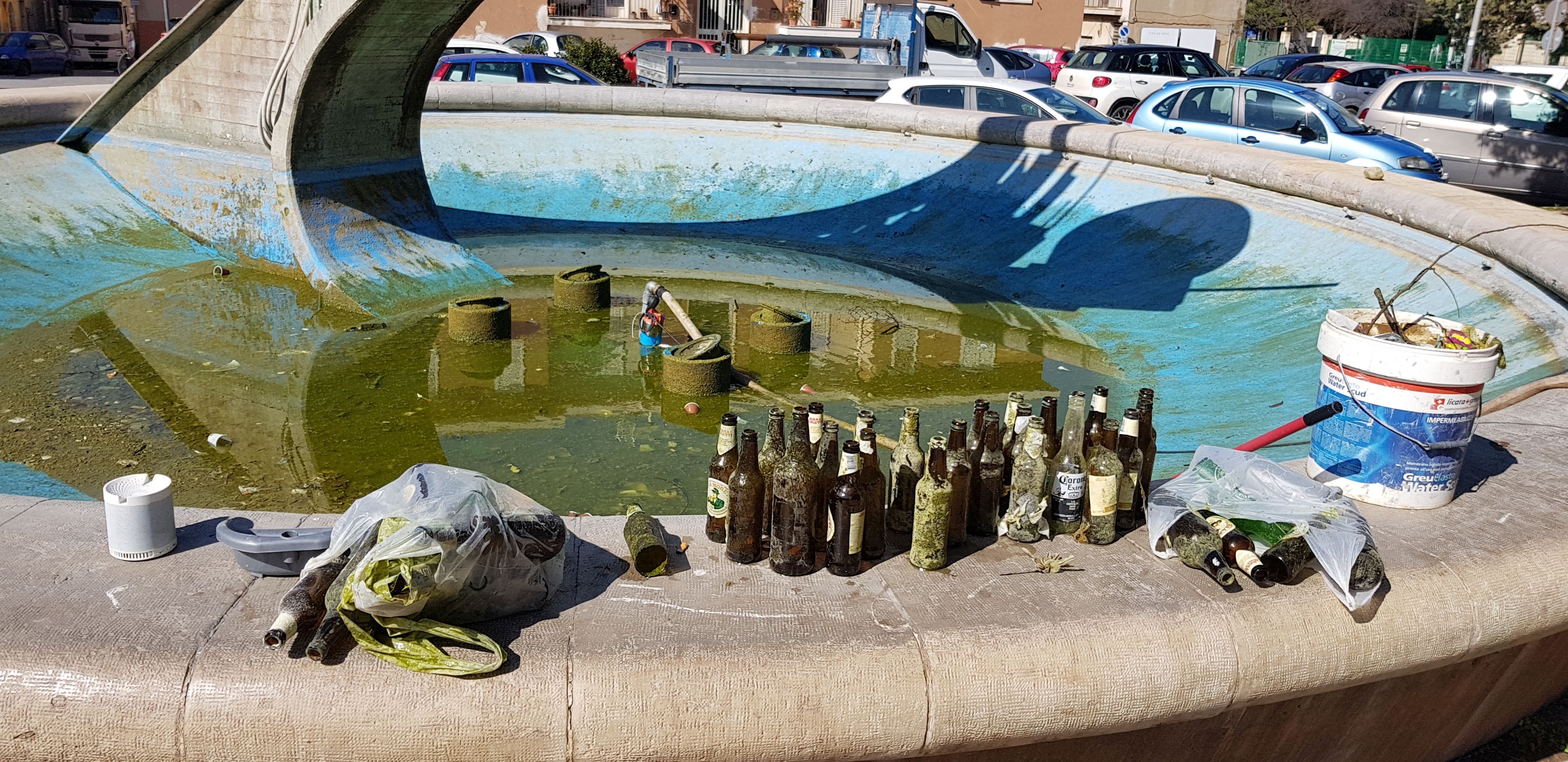  Ripulita la fontana di piazza degli Studi: dentro i segni della sbornia