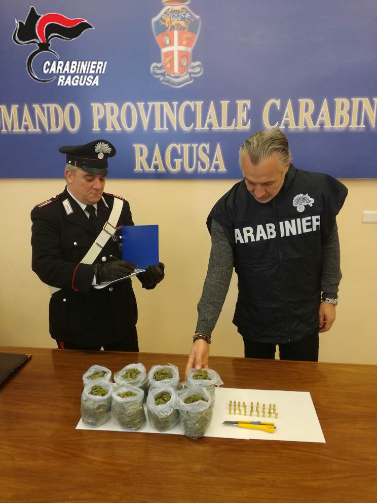  Comiso – Droga e armi a casa del sorvegliato speciale: arrestato un 22enne