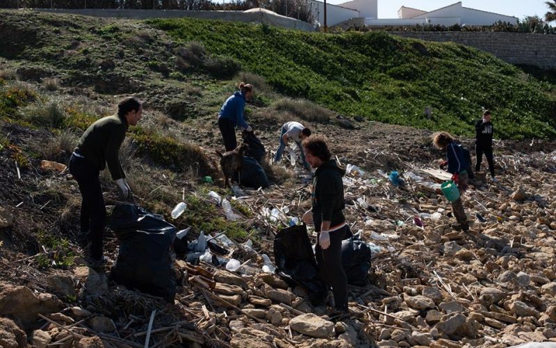  I “serfatari” lucidano la spiaggia di Torre di Mezzo. Plastica, addio