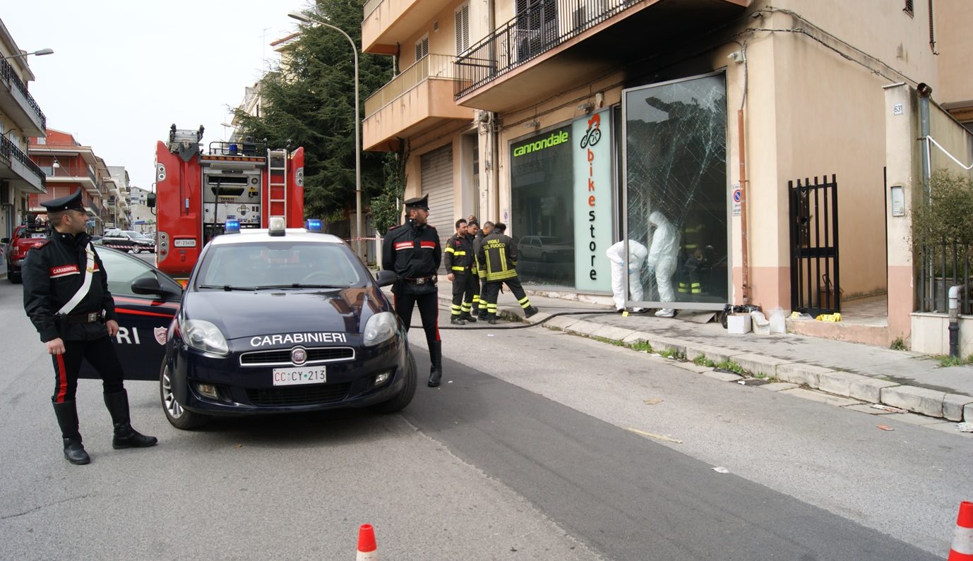  Ragusa – Incendio in un negozio di bici, ustionato il proprietario. Indagini in corso