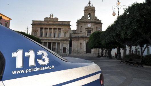  Vittoria: 16enne litiga coi genitori e colpisce il padre con una spranga