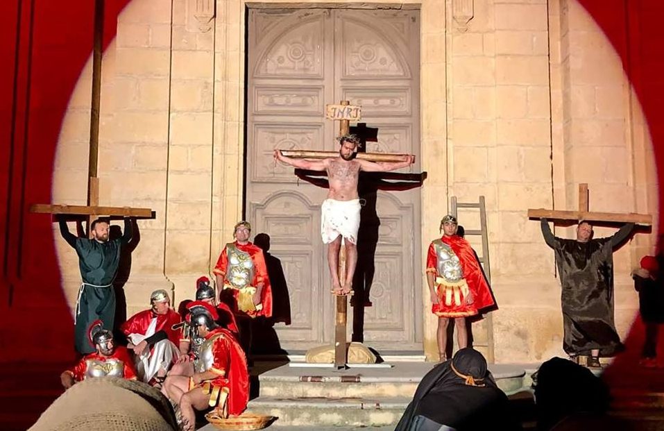  La Via Crucis vivente per le vie di S.Croce: 40 attori e centinaia di fedeli