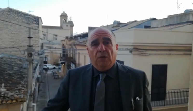  Il sindaco esulta dal balcone: “Approvato schema di massima Prg”