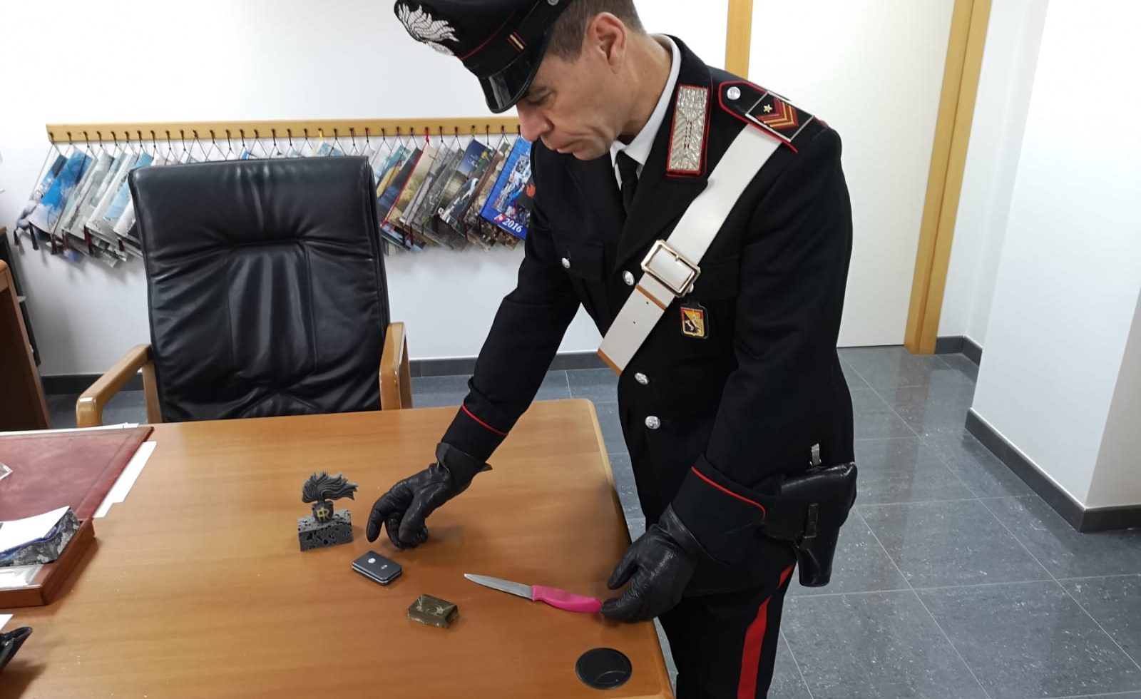  Scicli – Tenta la fuga in motorino, acciuffato dai carabinieri con la droga addosso: arrestato tunisino