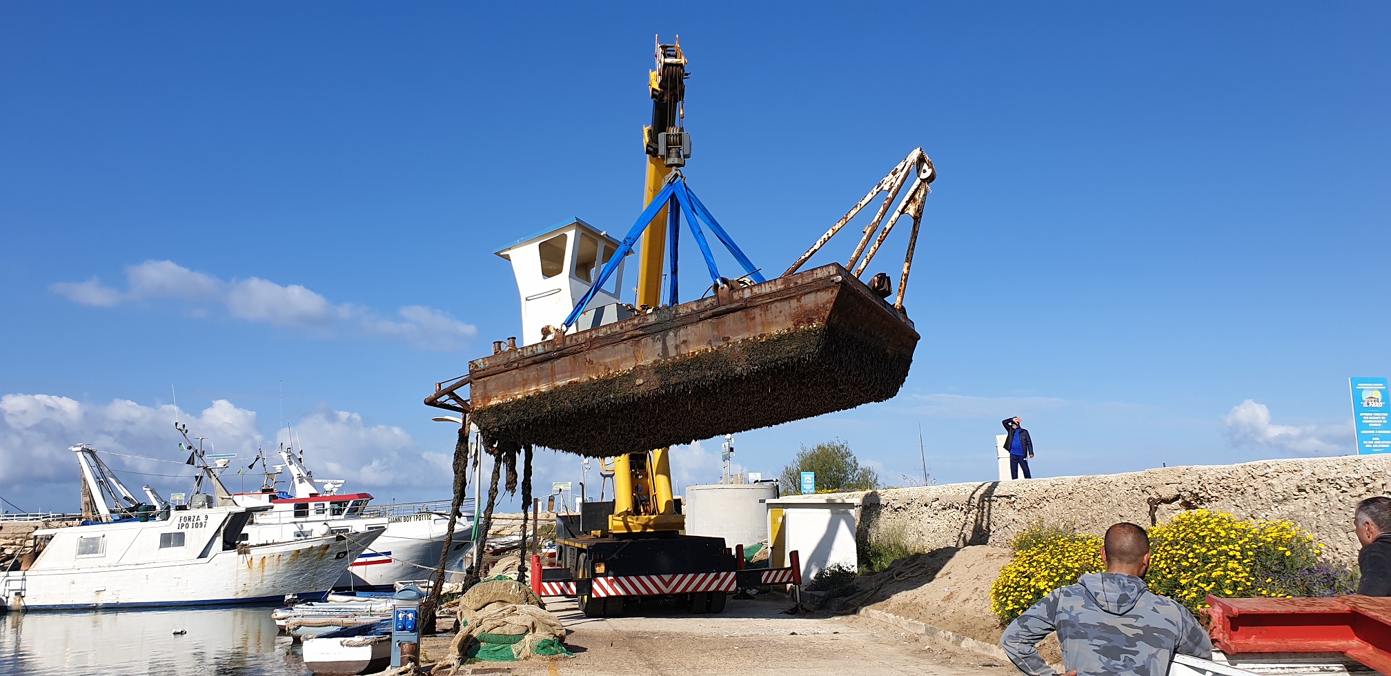  Scoglitti, dopo vent’anni rimosso dal porto un pontone in ferro