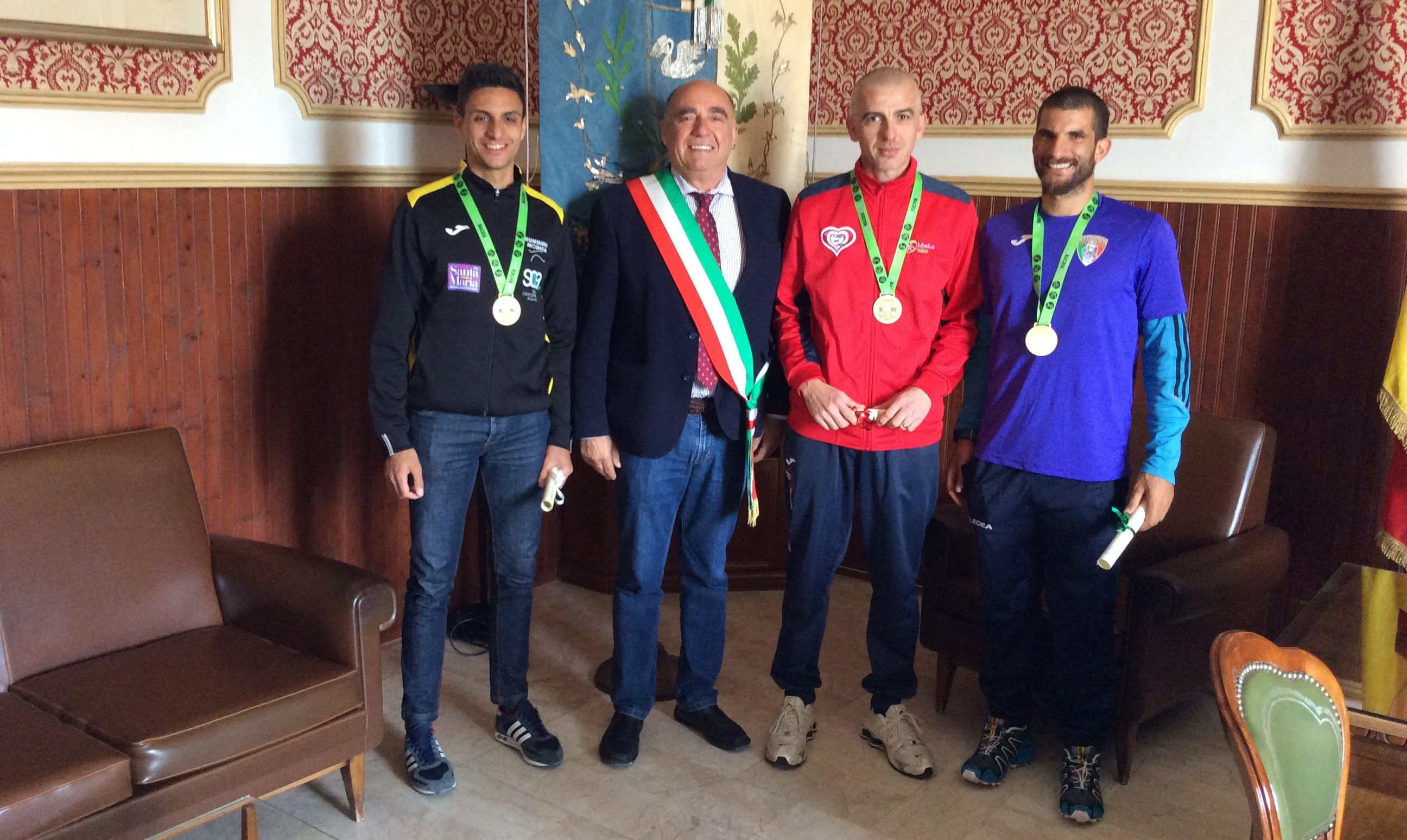  Santa Croce – Premiati dal sindaco i tre atleti vittoriosi al TrinacriaHalf di domenica scorsa