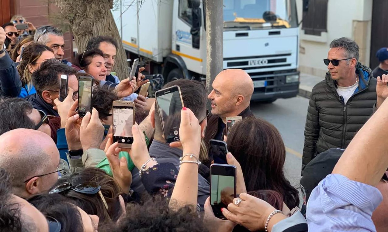  Punta Secca non sta più nella pelle. L’abbraccio a Luca Zingaretti