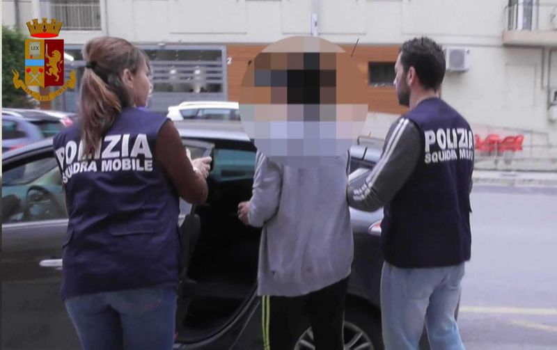  Fa prostituire la figlia di 13 anni con clienti 90enni: arrestata la madre