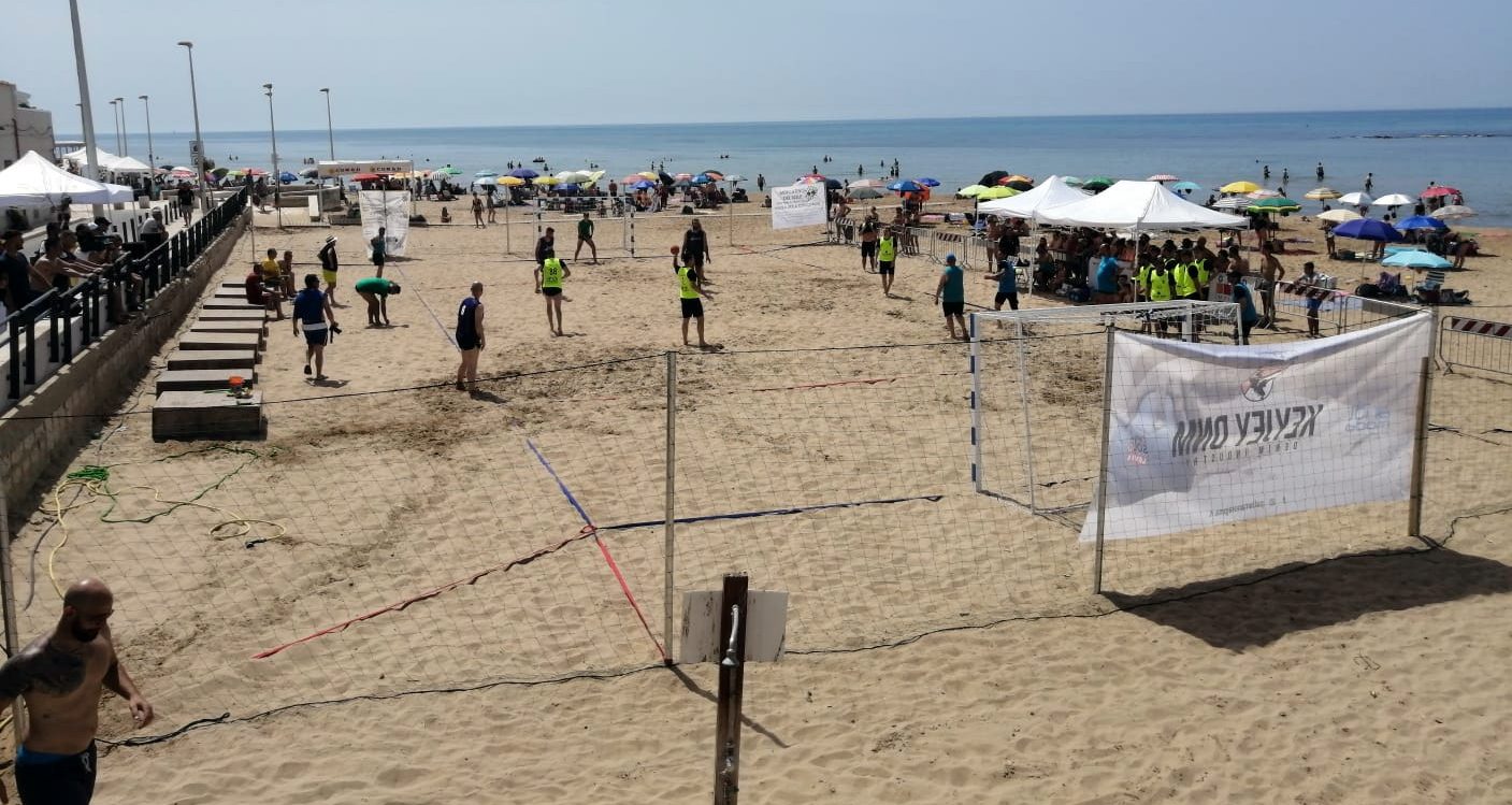  In spiaggia a Punta Secca lo spettacolo della pallamano VIDEO