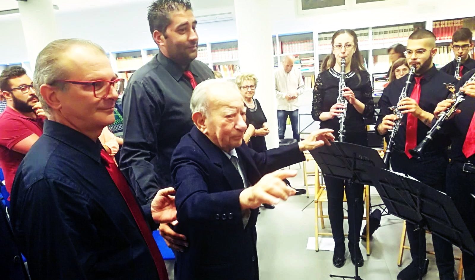  Nel ricordo di Salvuccio Barone. Il maestro Sarino dirige l’orchestra Vd