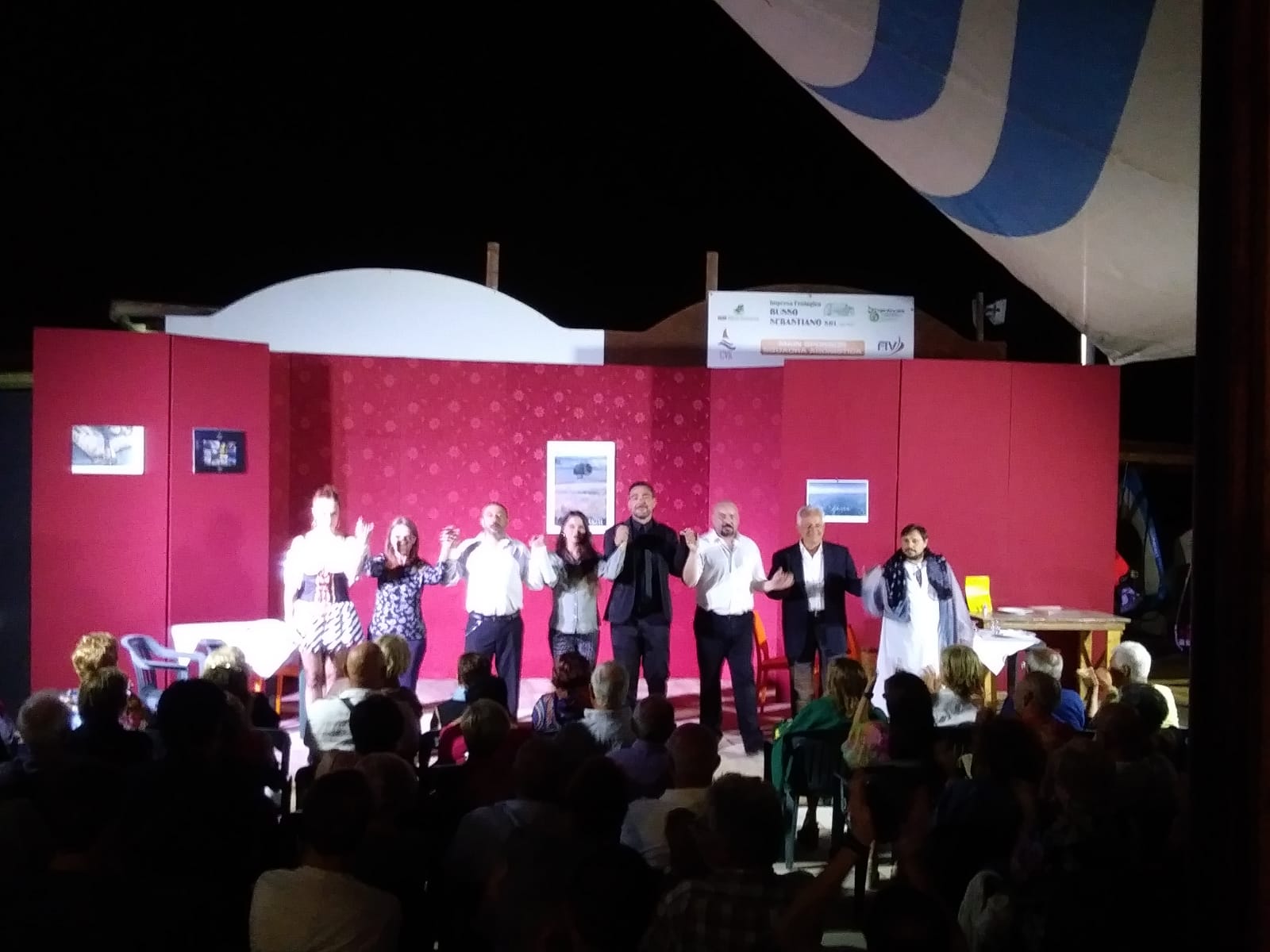  Caucana – Buona la prima del teatro in spiaggia al Circolo velico: sul palco la piece Agata