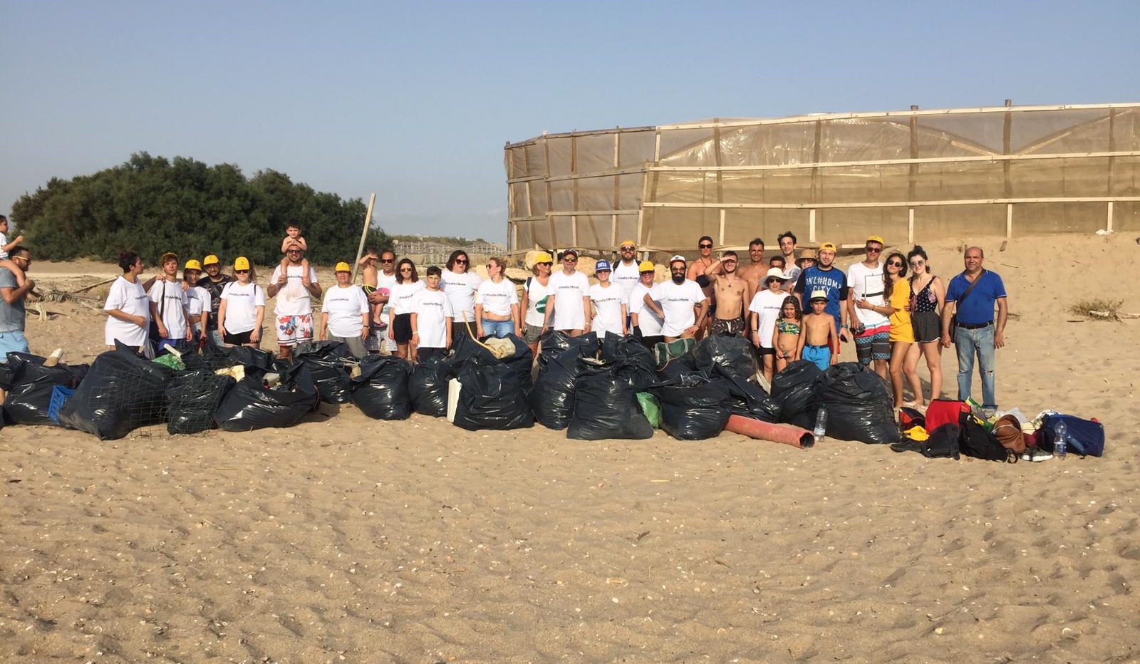  Ragusa – Ripulita dai rifiuti la spiaggia del Branco Piccolo. All’opera anche i turisti tedeschi