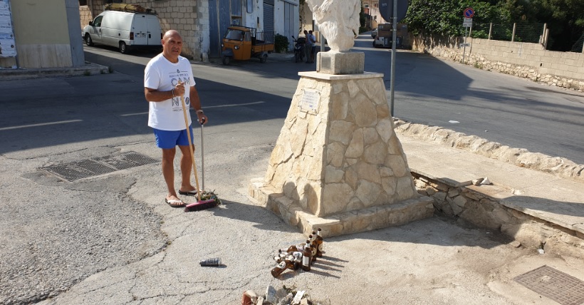  La stele Avis immersa nei rifiuti. Il piazzale della Solidarietà in disarmo