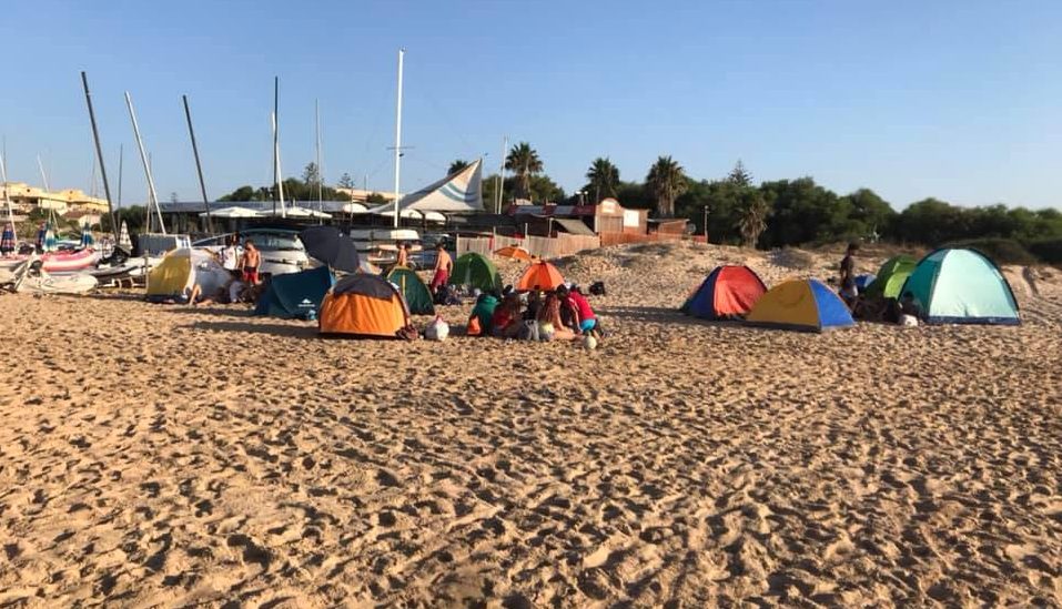  S.Lorenzo, la spiaggia di Caucana ridotta a letamaio: regna l’inciviltà