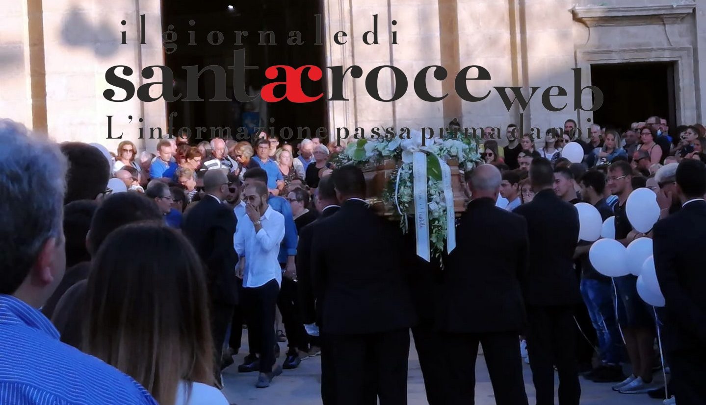 Prevalgono commozione e silenzio. In centinaia al funerale di Andrea