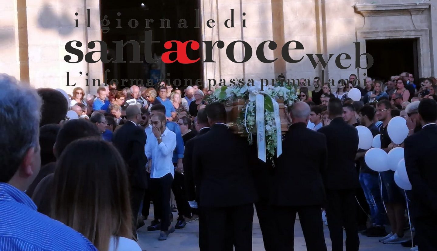  Prevalgono commozione e silenzio. In centinaia al funerale di Andrea